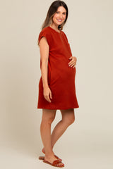 Rust Front Pocket Line Textured Short Sleeve Maternity Dress