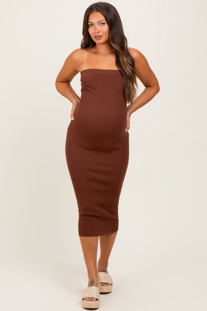 woman wearing a brown ribbed strapless maternity dress and showing her baby bump