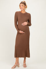 woman wearing a brown ribbed long sleeve maternity dress and holding her baby bump