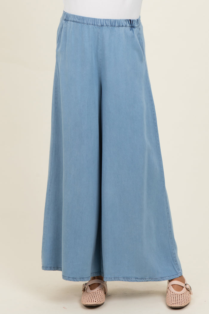 woman wearing light blue wide-leg maternity pants with an elastic waistband and a relaxed fit