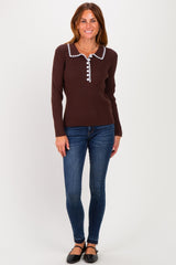 woman wearing a brown ribbed long sleeve top with a white collar and buttons paired with blue skinny jeans and black flats